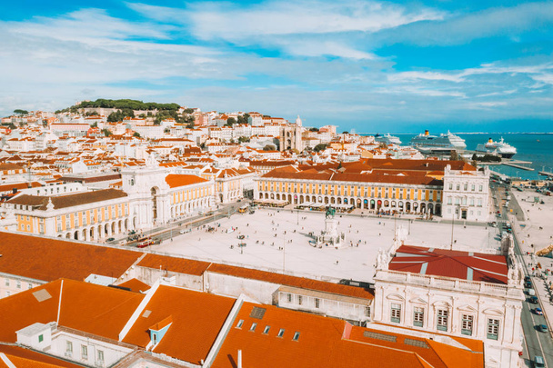 Aerial view of the Equestrian statue of King Giuseppe in the Square of Commerce in Lisbon Portugal - Foto, afbeelding