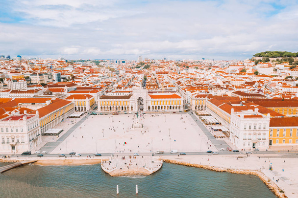 Aerial view of the Lisbon old town center with main street going straight to the Commerce square by the bay. - Foto, Imagem