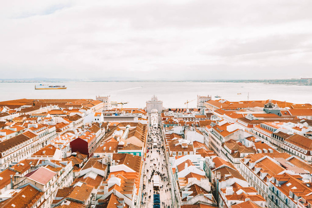 Aerial view of the Lisbon old town center with main street going straight to the Commerce square by the bay. - Foto, afbeelding