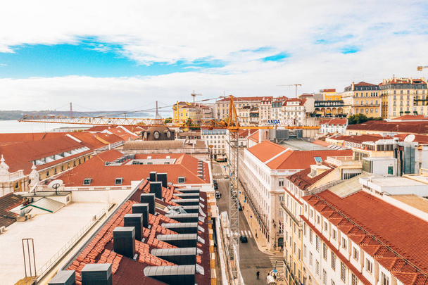Ilmakuva Lissabonin vanhankaupungin keskustasta pääkadulla menossa suoraan Kaupan aukiolle lahden rannalla
. - Valokuva, kuva