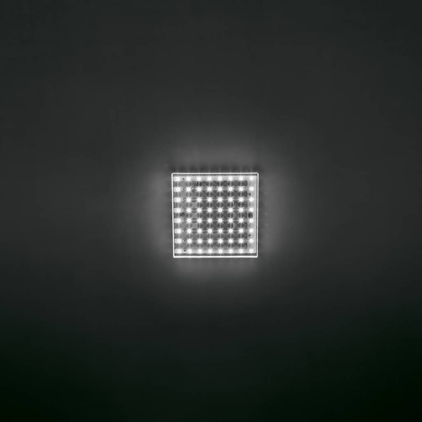 Siyah bir arka plan boş alan LED lamba tavan - Fotoğraf, Görsel