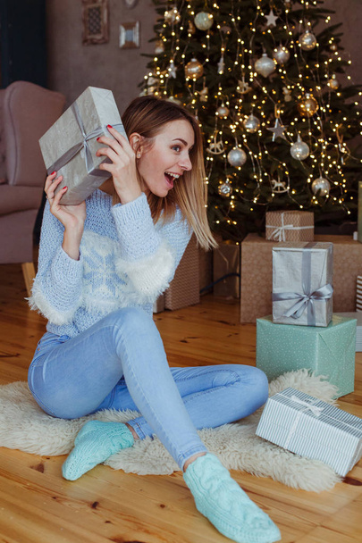 Excited  woman opening christmas gift box at home - Foto, Imagem