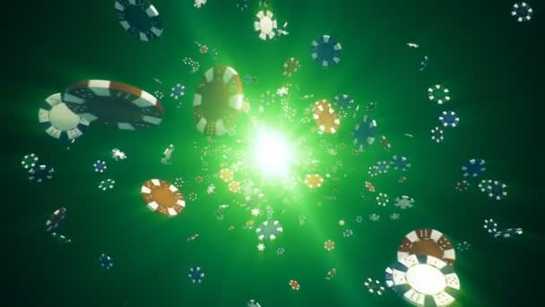 Létající kasino čipy za zavřenými v pomalém pohybu s paprsky světla na zeleném pozadí, bezešvé smyčka animace - Záběry, video