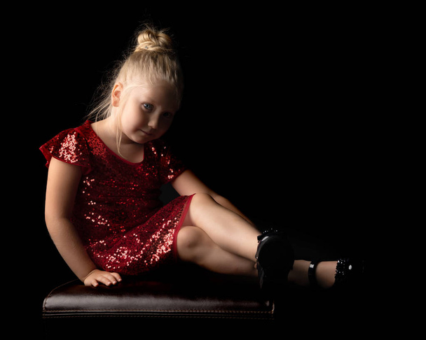 Little girl on a black background - Foto, afbeelding