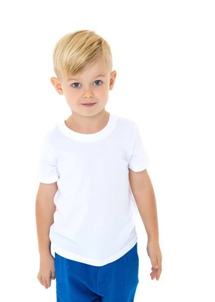A little boy in a white T-shirt. - 写真・画像