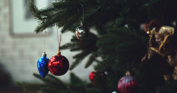 クリスマス ライトでツリーにクリスマスの装飾をぶら下がっています。ボールでクリスマス ツリーに飾る。4 k - 映像、動画