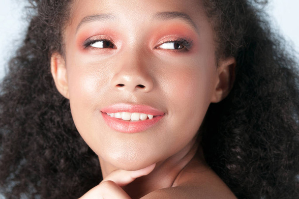 Piękna młoda czarna dziewczyna z bliska czyste doskonałej skóry. Piękno portret - Zdjęcie, obraz