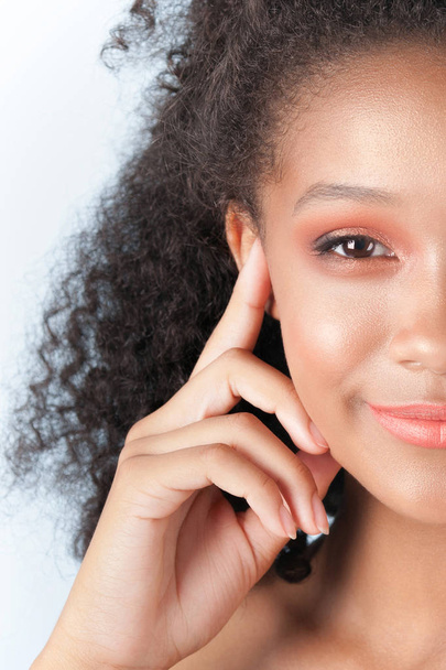 Fiatal gyönyörű fekete lány, tiszta tökéletes bőr közelről. Szépség portré - Fotó, kép