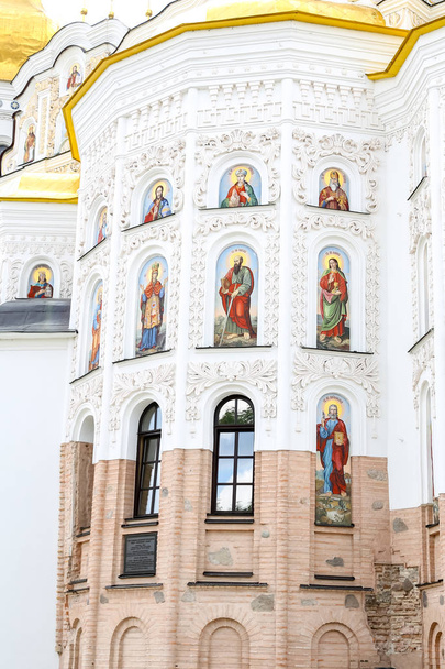 Ukrayna 'nın Kiev şehrindeki Dormition Katedrali cephesi - Fotoğraf, Görsel