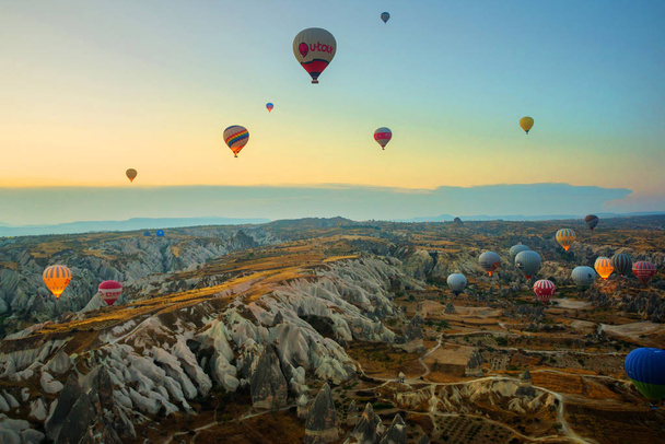 Cappadocia, Turkey: Balloon flight at dawn, beautiful view of the mountains and balls. Hot air balloon flying over spectacular Cappadocia under the sky. - Zdjęcie, obraz