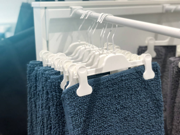 Uudet pyyhkeet ripustimet peräkkäin myymälä
 - Valokuva, kuva