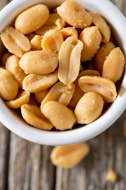 salted roasted peanuts in a bowl - Foto, Imagem