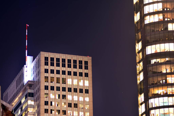Σύγχρονο κτίριο γραφείων σε νύχτα. Τα φώτα νύχτας, γραφείο της πόλης κτιρίου στο κέντρο της πόλης, αστικό τοπίο - Φωτογραφία, εικόνα