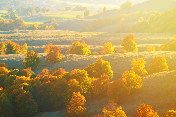 秋のルーマニア語の丘の眺めを. - 写真・画像