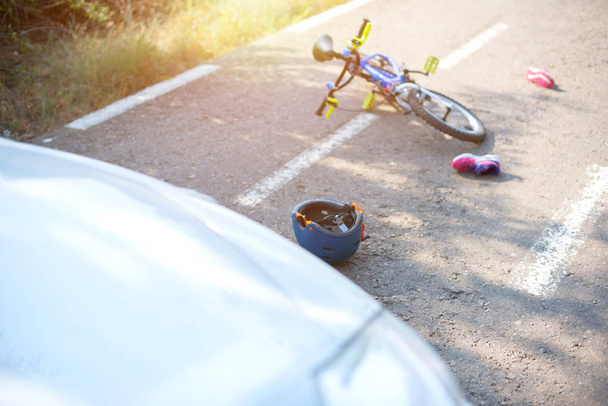 Autounfall mit Kinderfahrrad - Foto, Bild