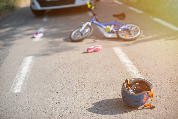 accidente de coche con una bicicleta para niños
 - Foto, imagen