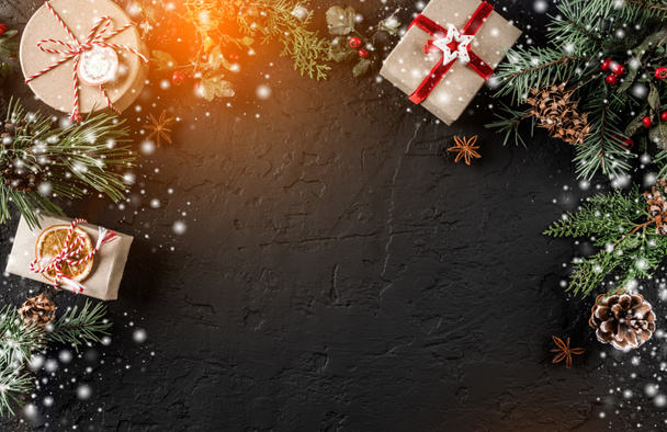 Cajas de regalo de Navidad en el fondo de vacaciones con ramas de abeto, conos de pino. Navidad y Feliz Año Nuevo tema, bokeh, chispa, brillante. Colocación plana, vista superior, espacio para texto
 - Foto, imagen