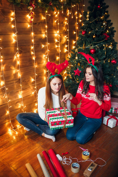Pretty women preparing a gift box while christmas - Foto, Imagem