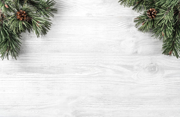 Δημιουργική κούφωμα χριστουγεννιάτικο έλατο υποκαταστήματα σε άσπρο φόντο ξύλινη με τους κώνους πεύκων. Χριστούγεννα και το νέο έτος θέμα. Επίπεδη lay, κορυφαία προβολή - Φωτογραφία, εικόνα