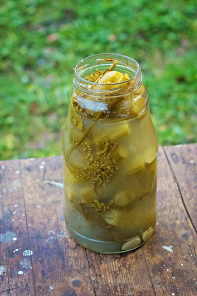 консервовані домашні огірки в скляній банці
 - Фото, зображення