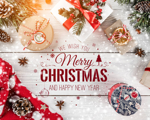 Vánoce a nový rok typografické na bílém pozadí dřevěná s větvemi jedlí, dárky. Téma Vánoce a šťastný nový rok, sníh, bokeh. Plochá ležel, horní pohled - Fotografie, Obrázek