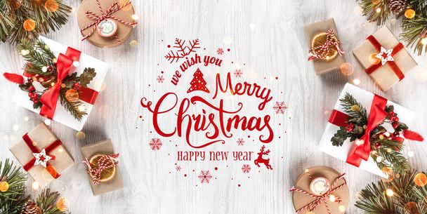 クリスマスと新年モミの枝、贈り物と白い木製の背景で表記。クリスマスと幸せな新年のテーマ、雪、ボケ。フラット横たわっていた、トップ ビュー - 写真・画像