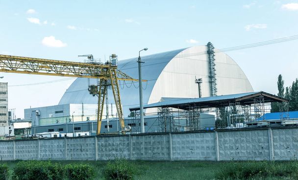 Reactor 4 en la central nuclear de Chernobyl con un nuevo confinamiento. Un desastre atómico global. Zona de exclusión de Chernobyl
 - Foto, Imagen
