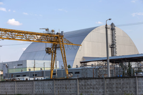  Реактор 4 на Чорнобильській атомній електростанції з нового конфайнменту. Глобальний атомної катастрофи. Чорнобильська зона відчуження - Фото, зображення