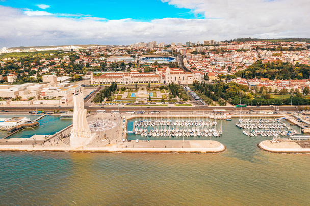 Lissabon, Portugal - 27. Juni 2018: Luftaufnahme des Denkmals der Entdeckungen in Lissabon - Foto, Bild