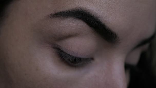 Make-up artist εφαρμογή μακιγιάζ των βλεφαρίδων στο μάτι μοντέλα. Κλείνω πάνω θέα. 4k - Πλάνα, βίντεο