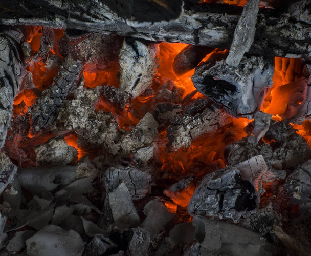 Chimenea de fondo. Textura de primer plano del carbón quemado
 - Foto, Imagen