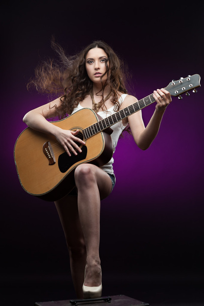 sexy girl holding guitar - Foto, afbeelding
