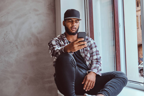 African-American bearded guy chatting in the social network. - Foto, Imagen