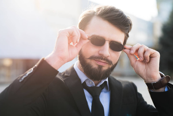Portrait of bearded hipster with sunglasses dressed in suit. - Foto, Bild