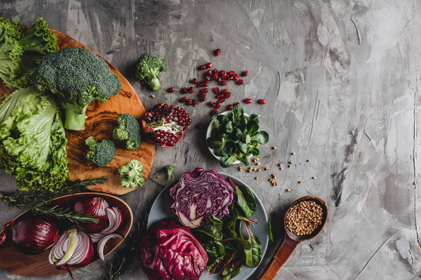 Surtido de verduras frescas orgánicas para cocinar la dieta vegetariana vegana y la nutrición. Comida saludable, comer limpio, vista superior, cama plana, espacio para copiar
 - Foto, Imagen