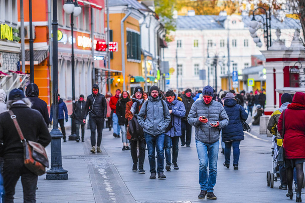 Moskwa, Rosja - 10 września 2018 r.: pieszych na ulicy w centrum Moskwy  - Zdjęcie, obraz