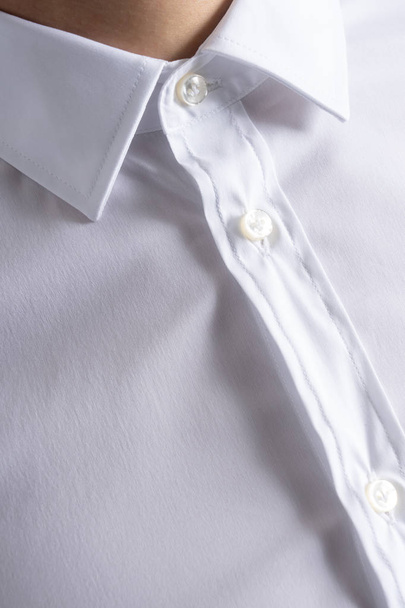 Κλασσικό βαμβακερό λευκό πουκάμισο κοντινό κουμπιά στη λαιμόκοψη. Επαγγελματική συνάντηση. - Φωτογραφία, εικόνα