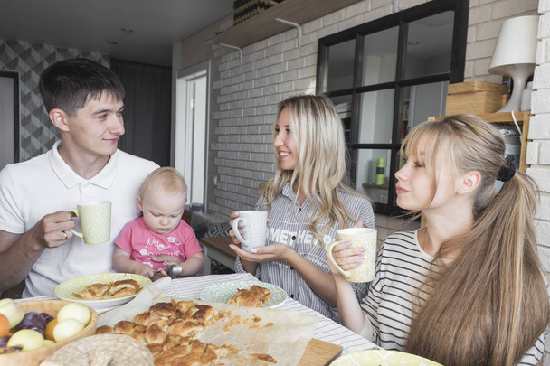 Szczęśliwa rodzina przeżywa szarlotka w domu. Rodzinny obiad. Śniadanie i lunch - Zdjęcie, obraz