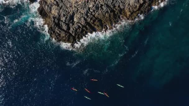 選手のグループは、イビサ島の東の岬周辺カヤックで泳ぐ。地中海の Balear 島の航空写真 - 映像、動画