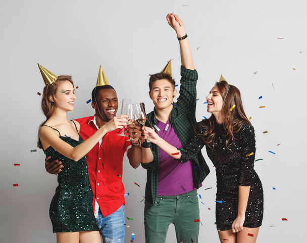 fiesta corporativa amigos felices bailando con confeti y champagn
 - Foto, Imagen