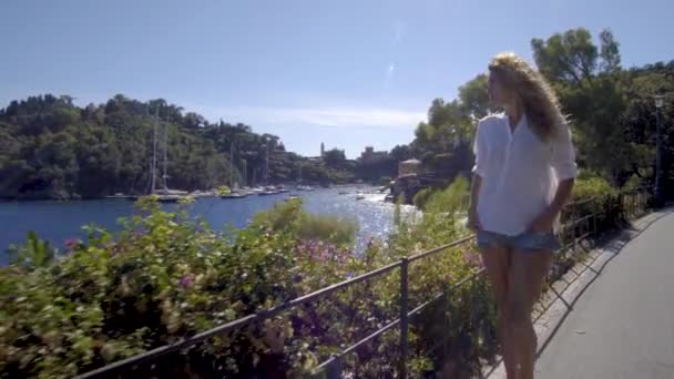 дівчина ходьба і, дивлячись на затоку Портофіно Італія - Кадри, відео