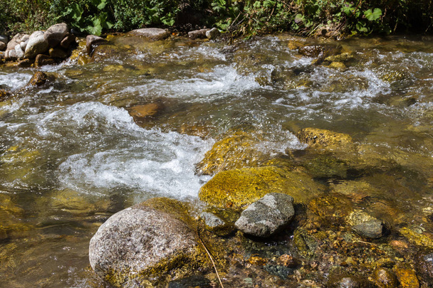 eau propre dans un ruisseau avec un petit seuil
 - Photo, image