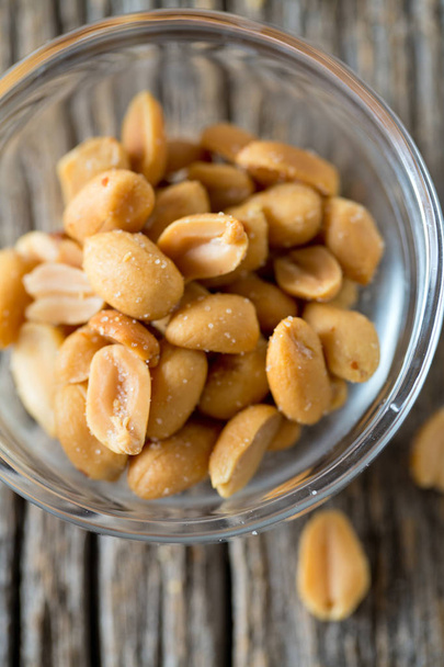 salted roasted peanuts in a bowl - Foto, Imagem