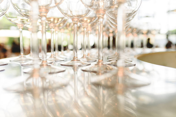 Groupe de verres transparents vides prêts pour une fête dans un bar
. - Photo, image
