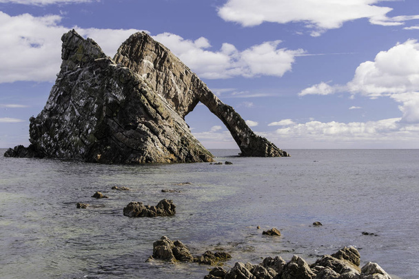 Yay keman Portknockie İskoçya'nın kuzeydoğu sahil üzerinde yakınındaki bir doğal deniz kemer kayadır. - Fotoğraf, Görsel
