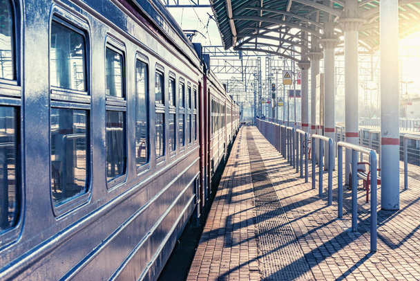 Passenger train stands by the station plaform. - Foto, Imagem