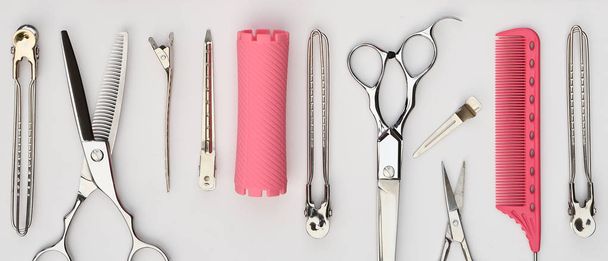 Conjunto de herramientas profesionales de peluquería aisladas sobre fondo blanco - Foto, imagen