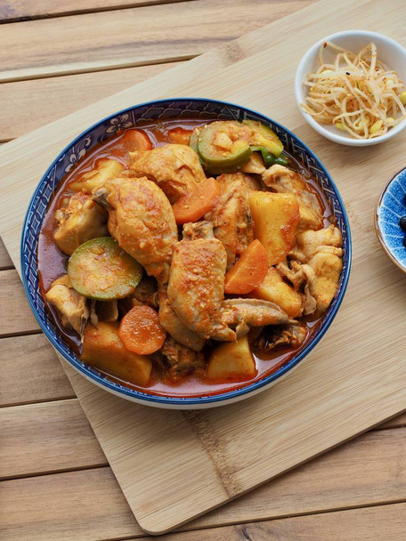 koreanisches Essen geschmort scharfes Huhn - Foto, Bild