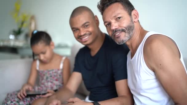Portrait d'un couple gay et d'un enfant adopté - Famille moderne
 - Séquence, vidéo