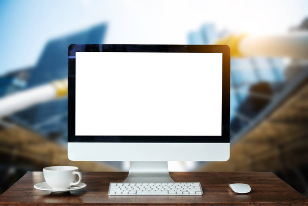Espacio de trabajo con computadora Monitor, Teclado, pantalla en blanco taza de café teléfono inteligente, y la tableta en una mesa o pantalla blanca aislado en el interior luminoso cuarto de oficina
. - Foto, Imagen